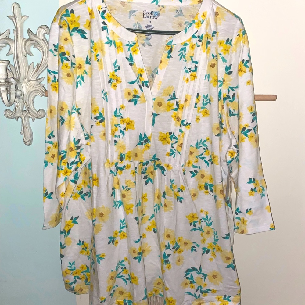 White 3/4 sleeve top with yellow flowers